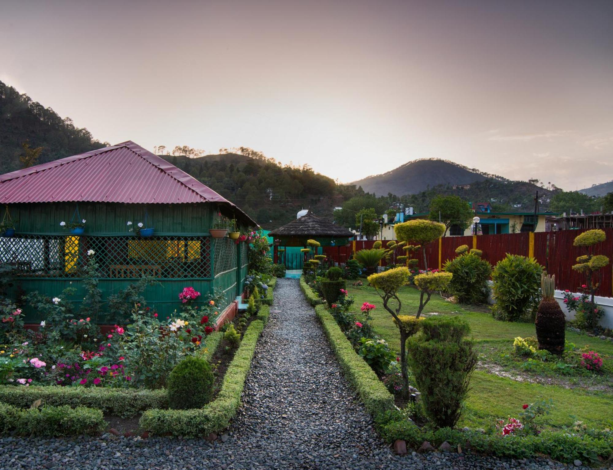 Ivy The Boutique Hotel Near Neem Karoli Temple ナイニタール エクステリア 写真