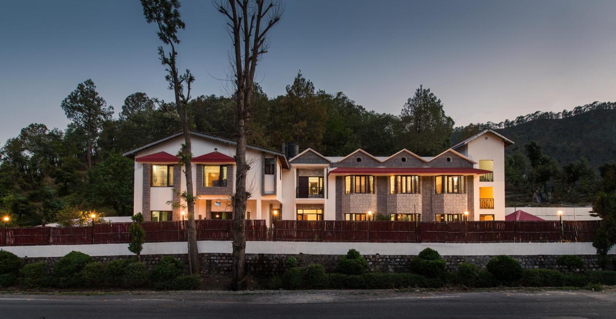 Ivy The Boutique Hotel Near Neem Karoli Temple ナイニタール エクステリア 写真